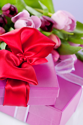 포토 JPG 해외이미지 리본 실내 근접촬영 사람없음 아웃포커스 선물상자 튤립 해외202004 해외포토 꽃 뷰포인트 촬영기법 선물 내부 상자 파일형식