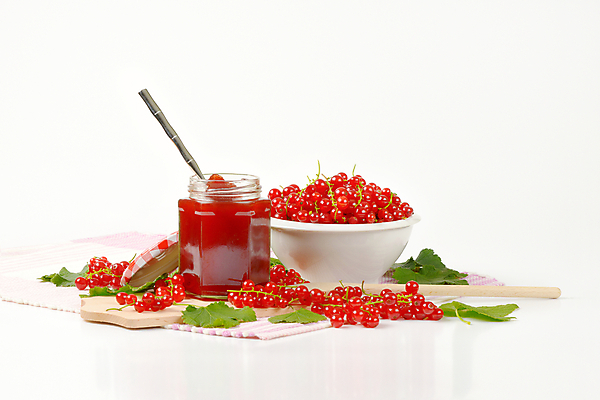 포토 JPG 해외이미지 스튜디오촬영 그릇 유리병 실내 사람없음 식탁보 흰배경 과일잼 과일젤리 나무도마 레드커런트 해외202004 해외202105 해외포토 식기 열매 백그라운드 병_용기 도마 내부 목재 흰색 잼 젤리 파일형식