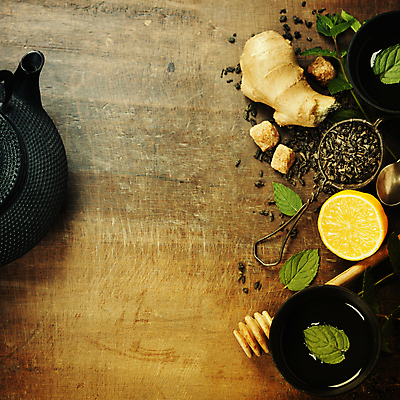 포토 JPG 해외이미지 잎 실내 사람없음 하이앵글 찻잔 다기 찻주전자 설탕 레몬 생강 나무탁자 허니디퍼 카피스페이스 해외202004 차거름망 해외포토 식물 뷰포인트 채소 과일 탁자 주전자 잔 내부 공백 도구 다도 파일형식