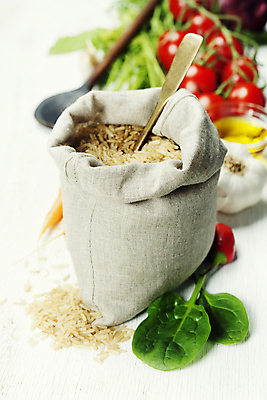 포토 JPG 해외이미지 실내 근접촬영 사람없음 아웃포커스 숟가락 흰배경 담기 자루 시금치 현미 해외202004 해외포토 뷰포인트 백그라운드 채소 모션 곡류 촬영기법 수저 내부 흰색 파일형식