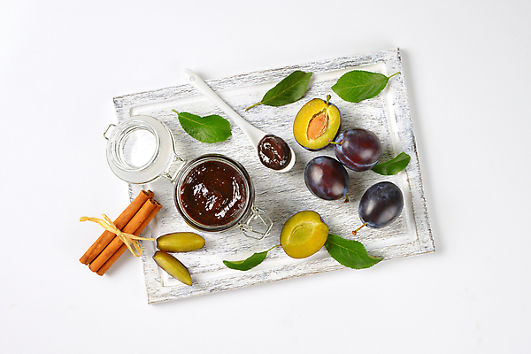 포토 JPG 해외이미지 스튜디오촬영 잎 단면 유리병 실내 사람없음 흰배경 과일잼 나무도마 서양자두 시나몬스틱 해외202004 해외202105 해외포토 식물 백그라운드 병_용기 도마 내부 목재 흰색 잼 시나몬 파일형식