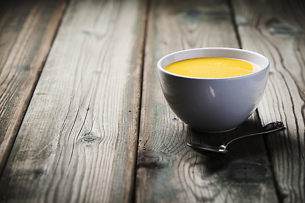 포토 JPG 해외이미지 그릇 실내 사람없음 숟가락 수프 나무바닥 야채수프 크림스프 해외202004 해외포토 식기 바닥 수저 내부 파일형식