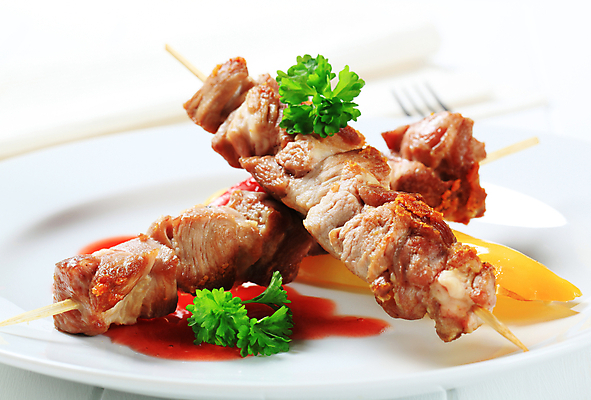 포토 JPG 해외이미지 접시 실내 파슬리 돼지고기 사람없음 소스 꼬치요리 해외202004 해외202105 해외포토 식기 채소 육류 요리 내부 양념 꼬치 파일형식