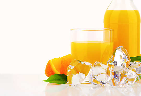 포토 JPG 해외이미지 스튜디오촬영 오렌지 유리병 잔 실내 사람없음 얼음 오렌지주스 흰배경 해외202004 해외202105 해외포토 자연요소 식기 백그라운드 과일 병_용기 내부 흰색 과일주스 파일형식