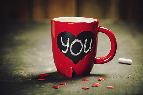 포토 JPG 해외이미지 영어 실내 발렌타인데이 사랑 사람없음 단어 머그컵 하트 오브젝트 분필 해외202004 해외포토 모양 문자 감정 데이이벤트 내부 컵 초크 파일형식