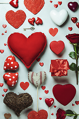 포토 JPG 해외이미지 실내 발렌타인데이 사랑 사람없음 장식 선물상자 장미 하트 오브젝트 파란배경 해외202004 해외포토 모양 꽃 감정 백그라운드 데이이벤트 선물 내부 파란색 상자 파일형식