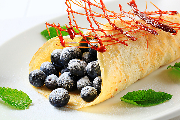 포토 JPG 해외이미지 접시 실내 사탕 사람없음 장식 달콤 민트 흰배경 블루베리 슈가파우더 크레이프 해외202004 해외202105 해외포토 식기 백그라운드 과일 디저트 내부 흰색 맛 허브 파일형식