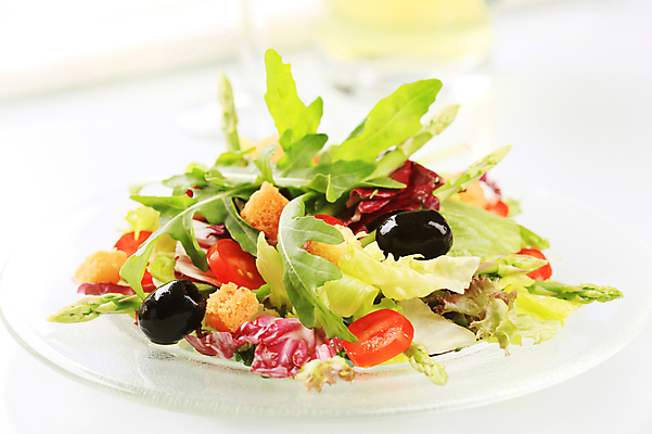 포토 JPG 해외이미지 접시 음식 토마토 채소 건강 사람없음 식사 저녁식사 샐러드 신선 상추 올리브 아스파라거스 점심식사 루꼴라 섞기 입가심 크루통 해외202004 해외202105 해외포토 식기 열매 빵 파일형식