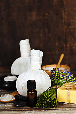 포토 JPG 해외이미지 실내 사람없음 스파용품 비누 향초 아로마테라피 라벤더 나무숟가락 스톤 허브볼 아로마오일 입욕소금 해외202004 해외포토 꽃 초 내부 위생용품 숟가락 스파 미용용품 오일_화장품 허브 오브젝트 소금 테라피 파일형식