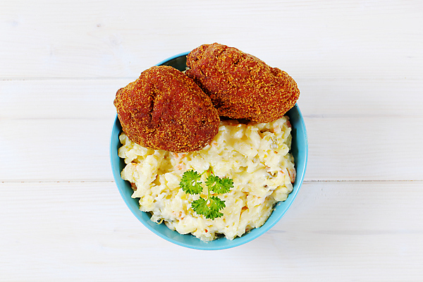 포토 JPG 해외이미지 스튜디오촬영 접시 음식 채소 부분 감자 육류 사람없음 파란색 식사 저녁식사 샐러드 튀김 햄버거 사발 가득함 흰배경 머리위 패티 점심식사 빵가루 터키석 핸드메이드 해외202004 해외202105 해외포토 식기 컬러 백그라운드 식재료 패스트푸드 실내 흰색 사기그릇 보석 파일형식