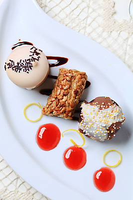 포토 JPG 해외이미지 접시 음식 분홍색 디저트 사람없음 빨간색 과자 케이크 초콜릿 달콤 배열 뿌리기 가득함 크림 머리위 시럽 마시멜로우 머랭 프로스팅 해외202004 해외202105 해외포토 식기 컬러 모션 맛 제빵 파일형식