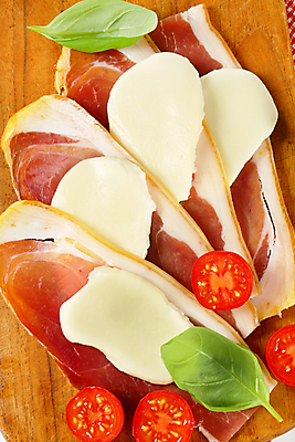 포토 JPG 해외이미지 접시 음식 조각 토마토 방울토마토 치즈 육류 돼지고기 사람없음 애피타이저 묘사 햄 바질 모짜렐라치즈 치유 프로슈토 해외202004 해외202105 해외포토 식기 채소 식재료 유제품 파일형식