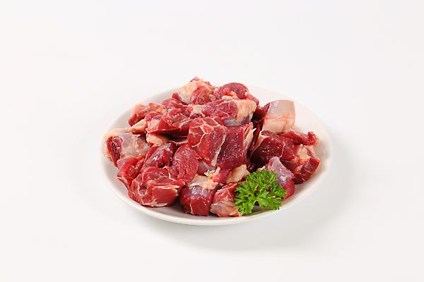 포토 JPG 해외이미지 접시 실내 파슬리 생고기 사람없음 소고기 흰배경 해외202004 해외202105 해외포토 식기 백그라운드 채소 육류 내부 흰색 파일형식