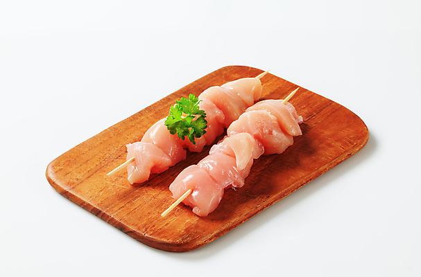 포토 JPG 해외이미지 스튜디오촬영 실내 파슬리 생고기 사람없음 닭고기 신선 막대기 꼬치 흰배경 날것 나무도마 닭꼬치 생닭 음식준비 해외202004 해외202105 해외포토 백그라운드 채소 도마 육류 내부 목재 흰색 닭 준비 파일형식