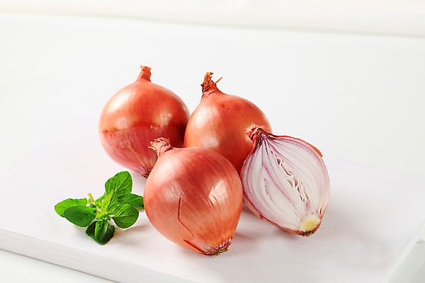 포토 JPG 해외이미지 스튜디오촬영 음식 채소 전구 양파 사람없음 빨간색 껍질 신선 유기농 날것 건강식 해외202004 해외202105 해외포토 웰빙 컬러 실내 파일형식