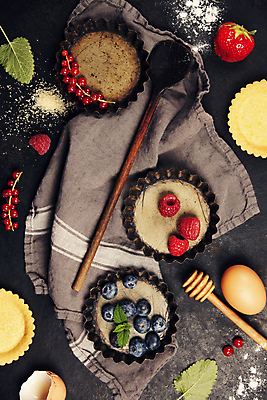 포토 JPG 해외이미지 열매 딸기 디저트 실내 틀 사람없음 하이앵글 계란 식탁보 설탕 준비 블루베리 산딸기 밀가루 제빵 나무주걱 타르트 허니디퍼 해외202004 해외포토 식물 음식 빵 뷰포인트 과일 내부 목재 제과제빵 알 도구 가루 파이_빵 주걱 파일형식