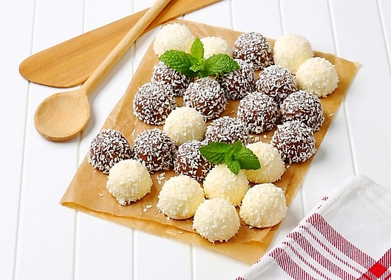 포토 JPG 해외이미지 스튜디오촬영 디저트 사람없음 초콜릿 달콤 천 주걱 코코넛 나무숟가락 종이호일 해외202004 해외202105 해외포토 음식 과일 주방용품 실내 숟가락 직물 맛 파일형식