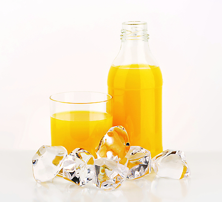 포토 JPG 해외이미지 스튜디오촬영 유리병 잔 실내 사람없음 얼음 오렌지주스 흰배경 해외202004 해외202105 해외포토 자연요소 식기 백그라운드 병_용기 내부 흰색 과일주스 파일형식