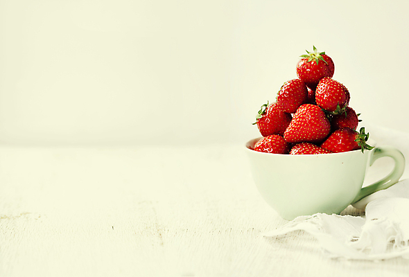 포토 JPG 해외이미지 딸기 실내 사람없음 쌓기 찻잔 흰배경 카피스페이스 해외202004 해외포토 백그라운드 과일 모션 잔 내부 공백 흰색 파일형식