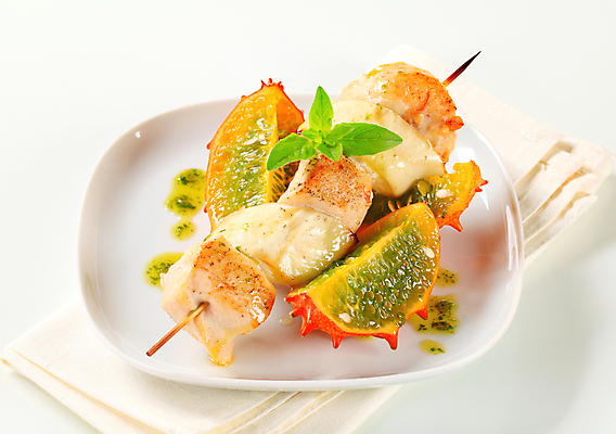 포토 JPG 해외이미지 스튜디오촬영 접시 음식 조각 채소 오렌지 과일 가지 건강 육류 사람없음 치킨 흰색 신선 꼬치 그릴 열대과일 유기농 냅킨 날것 숙성 앙트레 입가심 해외202004 해외202105 해외포토 식기 웰빙 컬러 식재료 주방용품 실내 닭고기요리 파일형식