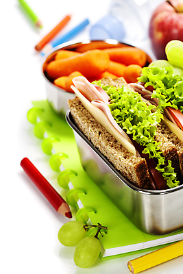 포토 JPG 해외이미지 색연필 샌드위치 사람없음 아웃포커스 공책 사과 생수 흰배경 도시락 점심식사 도시락통 미니당근 식단관리 해외202004 해외포토 음식 백그라운드 과일 문구용품 학용품 촬영기법 식사 당근 흰색 용기_그릇 물병 파일형식