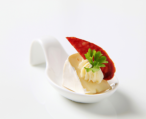 포토 JPG 해외이미지 스튜디오촬영 음식 조각 치즈 유제품 사람없음 숟가락 껍질 흰색 버터 곰팡이 백자 살라미 입가심 해외202004 해외202105 해외포토 컬러 수저 실내 도자기 파일형식