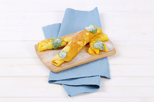 포토 JPG 해외이미지 오렌지 실내 사람없음 장식 달콤 민트 흰배경 나무도마 슈가파우더 크레이프 해외202004 해외202105 해외포토 백그라운드 과일 디저트 도마 내부 목재 흰색 맛 허브 파일형식