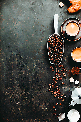 포토 JPG 해외이미지 커피 검은배경 실내 사람없음 하이앵글 원두 커피잔 스쿱 시럽컵 해외202004 해외포토 음료 뷰포인트 백그라운드 잔 내부 검은색 파일형식