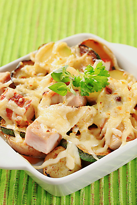 포토 JPG 해외이미지 음식 치즈 감자 육류 돼지고기 요리 사람없음 초록색 식사 저녁식사 굽기 받침대 정사각형 점심식사 그라탱 주키니 주키니호박 캐서롤 해외202004 해외202105 해외포토 도형 컬러 채소 식재료 유제품 서양음식 용기_그릇 구이 파일형식