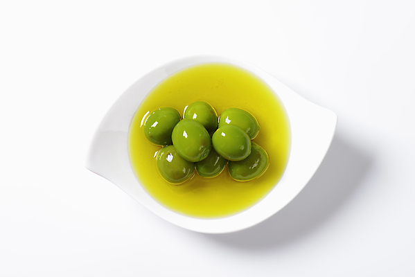 포토 JPG 해외이미지 스튜디오촬영 그릇 실내 사람없음 하이앵글 올리브오일 흰배경 올리브 올리브절임 해외202004 해외202105 해외포토 식기 열매 뷰포인트 백그라운드 내부 흰색 기름_음식 절임 파일형식