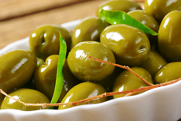 포토 JPG 해외이미지 스튜디오촬영 그릇 실내 근접촬영 사람없음 올리브 담기 올리브잎 올리브절임 나무배경 해외202004 해외202105 해외포토 식기 열매 뷰포인트 백그라운드 잎 모션 내부 절임 파일형식