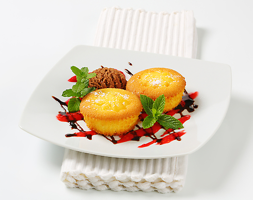 포토 JPG 해외이미지 접시 음식 아이스크림 디저트 사람없음 빨간색 케이크 달콤 작음 컵케이크 가득함 국자 머핀 시럽 푸딩 폭식 커스터드 해외202004 해외202105 스펀지케이크 해외포토 식기 빵 컬러 주방용품 맛 크기 크림 파일형식