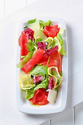 포토 JPG 해외이미지 접시 음식 조각 치즈 건강 육류 사람없음 샐러드 소고기 흰색 신선 상추 레몬 날것 머리위 직사각형 등심 백자 송아지고기 얇은 저지방 저칼로리 해외202004 해외202105 해외포토 도형 식기 컬러 채소 과일 식재료 유제품 도자기 기름_음식 파일형식