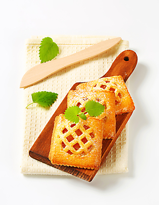 포토 JPG 해외이미지 스튜디오촬영 음식 디저트 도마 사람없음 쿠키 케이크 달콤 작음 잼 굽기 가득함 정사각형 젤리 미니 살구 해외202004 해외202105 해외포토 도형 과일 주방용품 실내 소스_음식 맛 크기 구이 파일형식