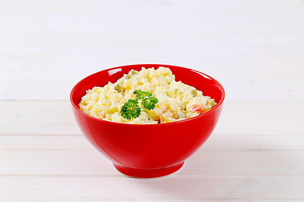 포토 JPG 해외이미지 스튜디오촬영 음식 채소 부분 반찬 감자 사람없음 빨간색 쌓기 샐러드 신선 사발 가득함 흰배경 흙더미 마요네즈 반주 핸드메이드 해외202004 해외202105 해외포토 컬러 백그라운드 모션 실내 흙 흰색 사기그릇 소스_음식 파일형식 더미