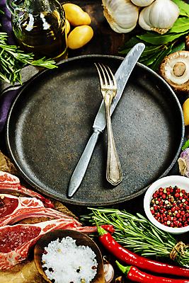 포토 JPG 해외이미지 그릇 접시 포크 고추 감자 실내 마늘 사람없음 버섯 나이프 올리브오일 소금 후추 양고기 로즈메리 나무그릇 월계수 해외202004 해외포토 식기 채소 육류 내부 목재 칼 기름_음식 허브 향신료 파일형식