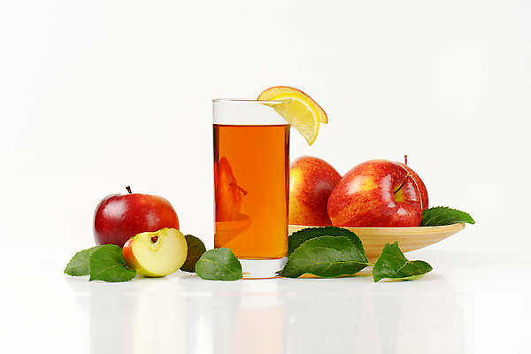 포토 JPG 해외이미지 스튜디오촬영 잎 잔 실내 사람없음 사과 레몬 흰배경 나무접시 사과주스 해외202004 해외202105 해외포토 식물 식기 접시 백그라운드 과일 내부 흰색 과일주스 파일형식