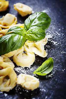 포토 JPG 해외이미지 식재료 검은배경 실내 근접촬영 사람없음 준비 밀가루 바질 토르텔리니 해외202004 해외포토 뷰포인트 백그라운드 파스타 내부 검은색 가루 파일형식