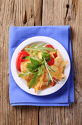 포토 JPG 해외이미지 접시 음식 토마토 채소 파스타 파슬리 요리 사람없음 파란색 샐러드 로켓 상추 허브 냅킨 머리위 로즈메리 라자냐 루꼴라 저지방 해외202004 해외202105 해외포토 식물 식기 컬러 서양음식 이탈리아음식 기름_음식 파일형식