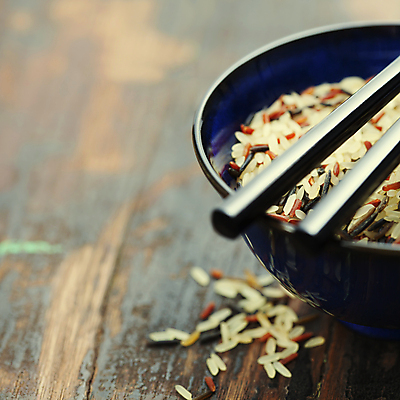 포토 JPG 해외이미지 젓가락 실내 근접촬영 사람없음 쌀 담기 나무바닥 밥그릇 해외202004 해외포토 그릇 뷰포인트 모션 곡류 바닥 수저 내부 파일형식