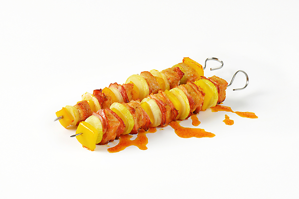포토 JPG 해외이미지 채소 실내 돼지고기 사람없음 두개 소스 흰배경 꼬치요리 해외202004 해외202105 해외포토 백그라운드 2 육류 요리 내부 흰색 양념 꼬치 파일형식