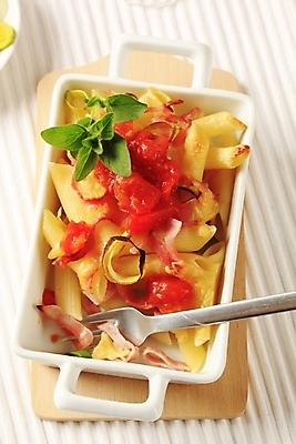 포토 JPG 해외이미지 음식 포크 토마토 채소 치즈 도마 파스타 요리 사람없음 냅킨 햄 머리위 부추 튜브 직사각형 찌그러짐 그라탱 백자 캐서롤 펜네 핸드메이드 해외202004 해외202105 해외포토 도형 식기 컨셉 주방용품 유제품 서양음식 육류 도자기 용기_그릇 파일형식