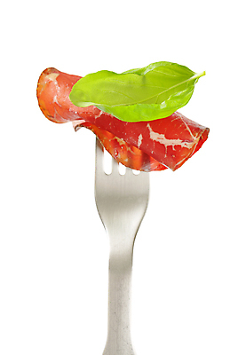 포토 JPG 해외이미지 조각 포크 건조 사람없음 소고기 자르기 흰배경 훈제 고립 얇은 전문 치유 편육 해외202004 해외202105 해외포토 식기 음식 백그라운드 모션 육류 흰색 파일형식