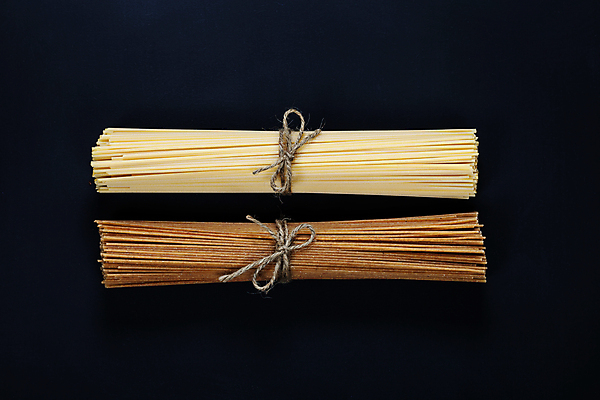 포토 해외이미지 검은배경 실내 종류 사람없음 두개 파스타면 통밀 해외202004 해외포토 백그라운드 2 파스타 내부 검은색 면류 밀 파일형식