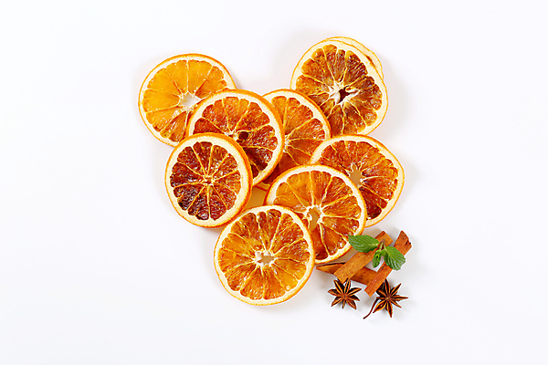 포토 JPG 해외이미지 오렌지 실내 사람없음 하이앵글 민트 흰배경 건과일 시나몬스틱 해외202004 팔각회향 해외202105 해외포토 뷰포인트 백그라운드 과일 건조 내부 흰색 허브 향신료 시나몬 파일형식