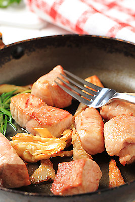 포토 JPG 해외이미지 음식 조각 포크 육류 돼지고기 요리 사람없음 검은색 버섯 튀김 프라이팬 굽기 허리 묘사 주사위 로즈메리 송아지고기 음식준비 해외202004 해외202105 해외포토 식기 컬러 식재료 주방용품 신체부위 구이 허브 준비 파일형식