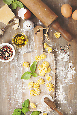 포토 JPG 해외이미지 식재료 치즈 실내 사람없음 하이앵글 계란 올리브오일 계란껍데기 준비 나무바닥 밀가루 바질 반죽밀대 치즈나이프 통후추 토르텔리니 해외202004 해외포토 뷰포인트 유제품 바닥 파스타 내부 알 나이프 기름_음식 가루 밀대 후추 파일형식