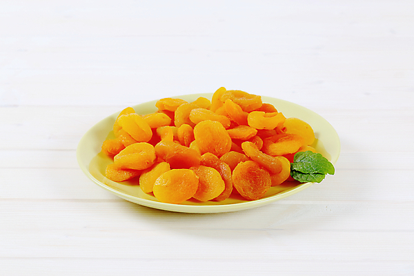 포토 JPG 해외이미지 접시 실내 사람없음 민트 흰배경 건과일 살구 해외202004 해외202105 해외포토 식기 백그라운드 과일 건조 내부 흰색 허브 파일형식