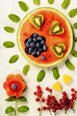 포토 JPG 해외이미지 꽃무늬 수박 실내 키위 사람없음 하이앵글 신선 달콤 블루베리 베리 해모양 해외202004 해외포토 모양 꽃 뷰포인트 무늬 과일 내부 맛 파일형식