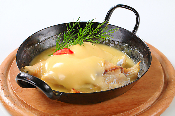 포토 JPG 해외이미지 스튜디오촬영 음식 치즈 도마 건강 어류 요리 사람없음 저녁식사 프라이팬 점심식사 딜 음식준비 핸드메이드 해외202004 해외202105 해외포토 주방용품 유제품 실내 식사 수중동물 준비 파일형식